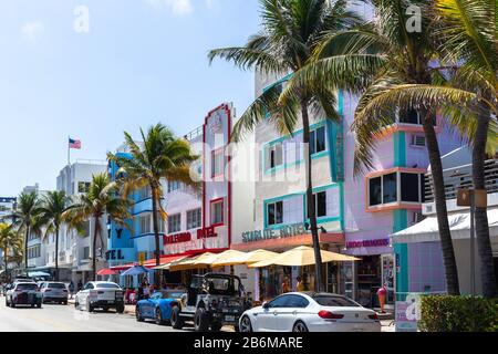 Une rangée d'hôtels de style Art déco à côté d'Ocean Drive, South Beach, Miami Beach, Floride, États-Unis. Banque D'Images