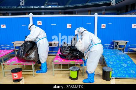 Wuhan, Chine. 10 mars 2020. Tous les 16 hôpitaux de module de terrain à Wuhan sont officiellement fermés après les 49 derniers patients sortis du stade Hongshan à Wuhan, Hubei, Chine le 10 mars 2020.(photo par TPG/cnsphotos) (Photo de Top photo/Sipa USA)Tous les 16 hôpitaux de module de champ à Wuhan sont officiellement fermés après que les 49 derniers patients ont quitté le stade Hongshan à Wuhan, Hubei, Chine le 10 mars 2020. (Photo par TPG/cnsphotos) (photo par Top photo/Sipa USA) crédit: SIPA USA/Alay Live News Banque D'Images