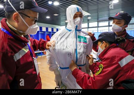 Wuhan, Chine. 10 mars 2020. Tous les 16 hôpitaux de module de terrain à Wuhan sont officiellement fermés après les 49 derniers patients sortis du stade Hongshan à Wuhan, Hubei, Chine le 10 mars 2020.(photo par TPG/cnsphotos) (Photo de Top photo/Sipa USA)Tous les 16 hôpitaux de module de champ à Wuhan sont officiellement fermés après que les 49 derniers patients ont quitté le stade Hongshan à Wuhan, Hubei, Chine le 10 mars 2020. (Photo par TPG/cnsphotos) (photo par Top photo/Sipa USA) crédit: SIPA USA/Alay Live News Banque D'Images