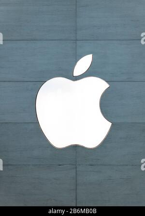 Logo Apple sur le magasin de détail. Banque D'Images