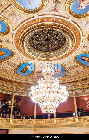 03 DÉCEMBRE 2017, PRAGUE, RÉPUBLIQUE TCHÈQUE: L'intérieur du théâtre national de Prague avec un lustre luxueux Banque D'Images