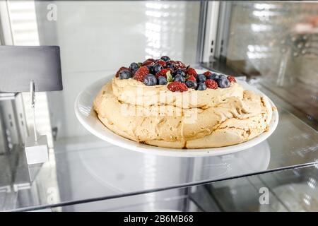 Tarte aux baies maison douce fraîchement cuite sur une assiette à vendre Banque D'Images