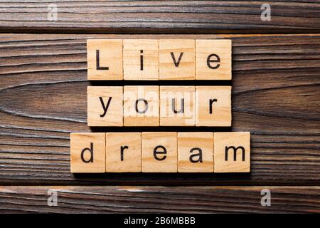 Vivez votre rêve mot écrit sur une cale en bois. Vivez votre rêve texte sur table en bois pour votre conception, concept. Banque D'Images
