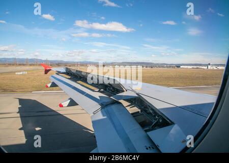 Avion jet aile en vol Banque D'Images