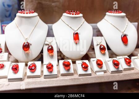 Bijoux et boucles d'oreilles Garnet sur une vitrine Banque D'Images