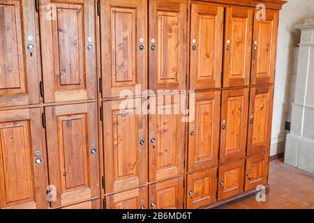 Casier en bois dans la salle de gym ou le musée Banque D'Images