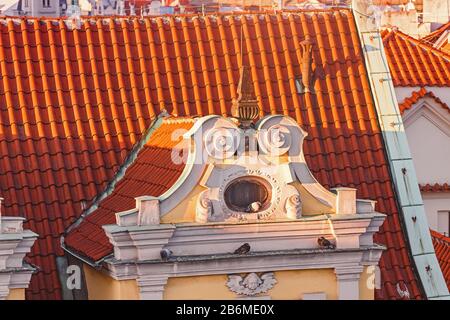 Façade mansardée de toit en tuiles rouges de la vieille ville de Prague Banque D'Images