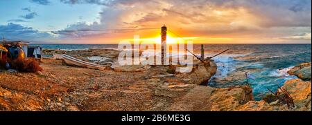 Coucher De Soleil Le Long De La Côte De Raouche, Beyrouth, Liban Banque D'Images