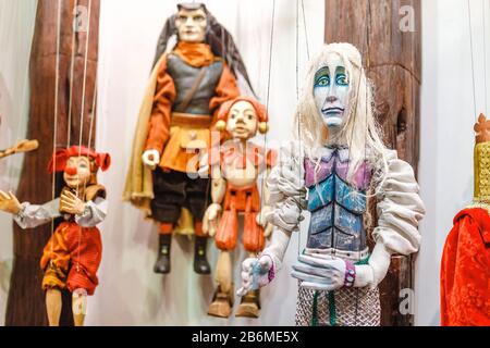 07 DÉCEMBRE 2017, PRAGUE, RÉPUBLIQUE TCHÈQUE : de nombreuses poupées de marionnettes à vendre dans les magasins de Prague Banque D'Images