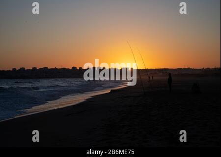 Pêche au coucher du soleil sur Meia Praia, Lagos Portugal. Banque D'Images