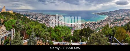 Ville et baie de Jounieh depuis Harissa Mountain, Liban Banque D'Images