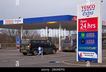 Édimbourg, Écosse, Royaume-Uni. 11 mars 2020. Dans le budget actuel, le droit au carburant a été gelé pour la onzième année consécutive, ce qui signifie que le droit - appliqué en plus de la TVA - restera à 57,95 p par litre pour l'essence et le diesel. Sur la photo, les conducteurs écossais qui se remplissent d'essence et de diesel de supermarché à Tesco bénéficient de la réduction des prix du carburant au Royaume-Uni. Banque D'Images