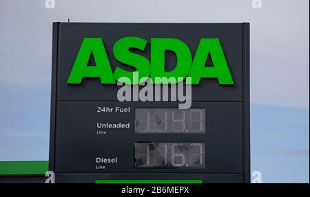 Édimbourg, Écosse, Royaume-Uni. 11 mars 2020. Dans le budget actuel, le droit au carburant a été gelé pour la onzième année consécutive, ce qui signifie que le droit - appliqué en plus de la TVA - restera à 57,95 p par litre pour l'essence et le diesel. Sur la photo, inscrivez-vous en donnant le prix actuel lorsque les conducteurs écossais se remplissent d'essence et de diesel de supermarché à Asda alors qu'ils bénéficient de la réduction des prix du carburant au Royaume-Uni. . Banque D'Images