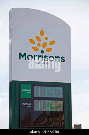 Édimbourg, Écosse, Royaume-Uni. 11 mars 2020. Dans le budget actuel, le droit au carburant a été gelé pour la onzième année consécutive, ce qui signifie que le droit - appliqué en plus de la TVA - restera à 57,95 p par litre pour l'essence et le diesel. Sur la photo, inscrivez-vous en donnant le prix actuel lorsque les conducteurs écossais se remplissent d'essence et de diesel de supermarché à Morrisons alors qu'ils bénéficient de la réduction des prix du carburant au Royaume-Uni. Banque D'Images