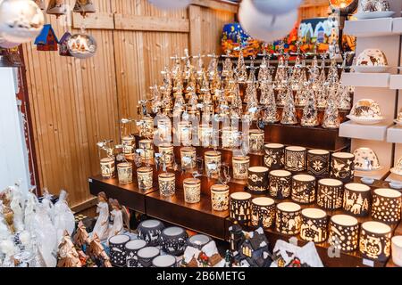 Stand avec souvenirs et cadeaux au marché de Noël en Europe Banque D'Images