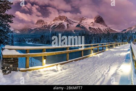 Vue sur les montagnes et la rivière le jour de l'hiver, la rivière Bow, Ha Ling Peak, Alberta, Canada Banque D'Images