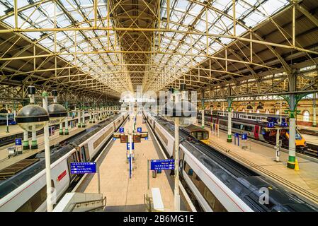 Train-shed et plates-formes, Manchester Piccadilly Banque D'Images