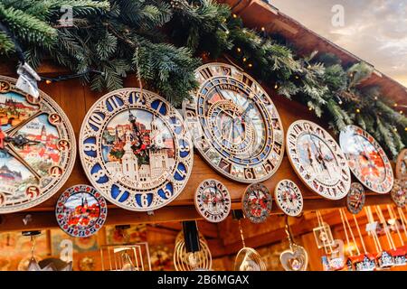 Reproductions souvenirs des horloges astronomiques sur le marché de noël à Prague Banque D'Images