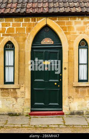 Porte, Top Lock Cottage, Canal Kennet & Avon, Baignoire Banque D'Images