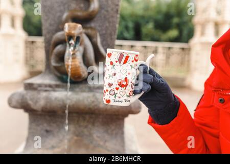 Le Printemps de Snake avec de l'eau minérale chaude dans la station balnéaire de Karlovy Vary (Karlsbad) - République tchèque Banque D'Images