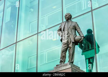 Statue de Sir Matt Busby, stade Old Trafford Banque D'Images