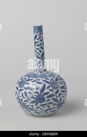 Fles met gestileerde bloemranken Fles van porseleein met bolvormig lichaam en rechte, lange nek, beschilderd dans onderglaruur blauw. Op de fles een doorlopend motief van gestilerde bloemranken; op de schuder een band met blauw en bloemranken dans la réserve; om de rand een band met bloemmotieven. Geerkt op de onderzijde met de lettre 'G'. Blaouw-wit. Fabricant : pottenbakker: AnoniemPlaats fabrication: Chine Dating: CA. 1700 - env. 1724 School / stijl: Qing-dynastie (1644-1912) / Kangxi-periode (1662-1722) / Yongzheng-periode (1723-1735) kenmerken physique: Porseléine met onderglacer blauw Materia Banque D'Images