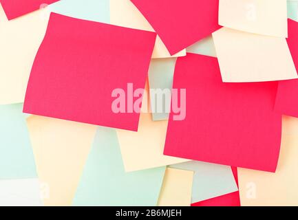 Par dessus pile de feuilles collantes de papier blanc multicolore pour message ou rappel Banque D'Images