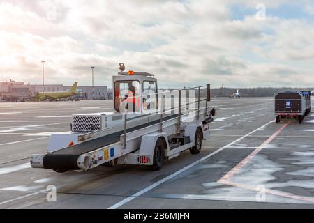 Camion pour bagages dans un avion, fonction de chargement des bagages du passager de déchargement à partir d'un avion de la salle de stockage Banque D'Images