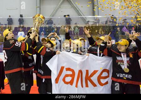 (200311) -- UFA, 11 mars 2020 (Xinhua) -- Les joueurs des Kunlun Redstar Vanke Rays de Chine célèbrent avec leur trophée lors de la cérémonie de remise des prix après la finale de la troisième jambe entre Agidel Ufa de Russie et les Kunlun Redstar Vanke Rays de Chine lors de la 2019/2020 Champions de la Ligue de hockey des femmes à Ufa, Russie, 11 mars 2020. Kunlun Redstar Vanke Rays de Chine a remporté le match 4-2 et a revendiqué le titre dans un score total de 3-0. (Photo fournie par Kunlun Redstar Vanke Rays team/Xinhua) Banque D'Images