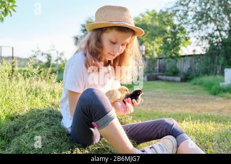 Portrait d'une fille enfant tenant des poussins nouveau-nés dans les mains Banque D'Images