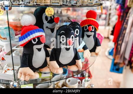 Décembre 2017, PRAGUE, RÉPUBLIQUE TCHÈQUE : le célèbre personnage de dessin animé tchèque Krtek mole dans une boutique de souvenirs est en vente Banque D'Images