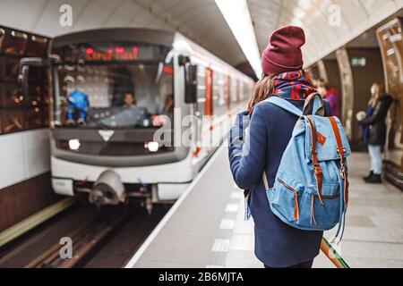 Vue arrière d'une femme routard attendant l'arrivée du train en métro ou en métro Banque D'Images