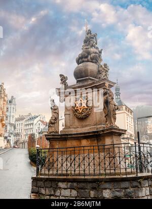 Décembre 2017, KARLOVY VARY, RÉPUBLIQUE TCHÈQUE : colonne avec la sculpture de la Sainte Trinité ou de la colonne de peste à Carlsbad Banque D'Images