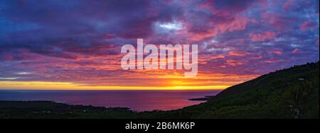 Vue sur le coucher du soleil sur la mer, Kealakekua Bay, Hawaï, États-Unis Banque D'Images