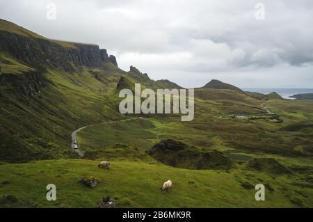 Longue route sinueuse à Quiraing sur l'île de Skye avec un beau ciel écossais dynamique. Banque D'Images