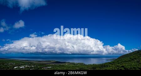 Vue sur la mer et le nuage sur le ciel, le sud de Kona, Hawaï, États-Unis Banque D'Images