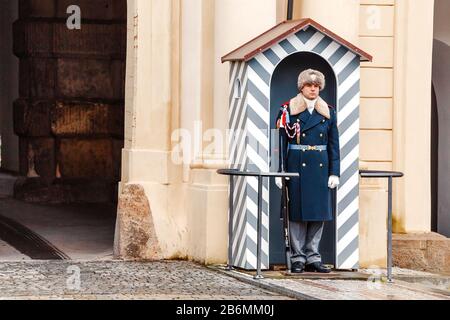 Prague, RÉPUBLIQUE TCHÈQUE - DÉCEMBRE 2017: Les gardes du château de Prague sont en service à l'extérieur de l'une des principales portes d'entrée Banque D'Images