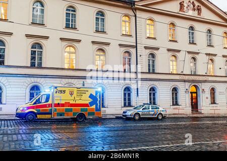 Prague, RÉPUBLIQUE TCHÈQUE - DÉCEMBRE 2017: Police automobile et ambulance avec feux stationnés près d'un bâtiment dans une rue de la ville Banque D'Images