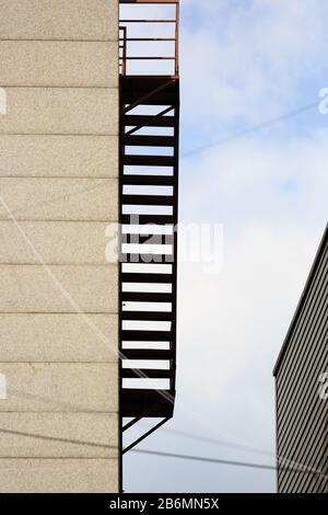 escalier pour s'échapper du feu avec la rampe en acier et l'échelle sur le côté du bâtiment Banque D'Images