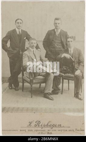 Foto van vrienden van H Riphagen, architecte photo Hartwig Riphagen avec trois de ses amis néerlandais. Portrait de groupe de quatre hommes, deux étaient assis sur une chaise et deux derrière elle. La photo est collée sur un morceau de carton et selon l'inscription offerte par ses amis Riphagen à son départ aux Antilles néerlandaises de l'est le 17 mai 1913. Photo libre à l'origine enregistré assis sur l'album photo des architectes et constructeurs néerlandais Bennink et Riphagen à Medan dans les années 1914-1919. Fabricant : Photographe: Fabrication anonyme: Pays-Bas Date: 17 mai 1913 FEA physique Banque D'Images