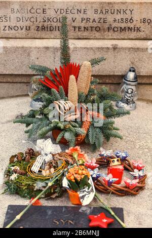 Décembre 2017, PRAGUE, RÉPUBLIQUE TCHÈQUE: Le pierre tombale avec des couronnes funéraires de noël sur le cimetière Vysehrad à Prague, en tchèque Banque D'Images