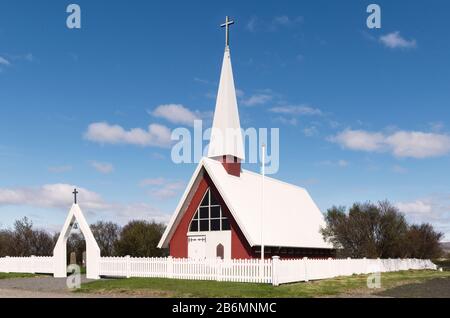 Une petite église de village moderne dans la campagne autour de Hvalfjörður, Islande. Banque D'Images