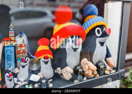 Décembre 2017, CESKY KRUMLOV, RÉPUBLIQUE TCHÈQUE : le célèbre personnage de dessin animé tchèque Krtek mole dans une boutique de souvenirs est en vente Banque D'Images