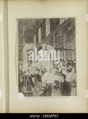 Fotoreproductie van (mogelijk) een prent, voorstellend paus Leo XIII in de Sixtijnse Kapel Roma Leone XIII alla Capella Sistina (objet titel op) partie de l'album vu d'où les photos: Conditions dans les villes italiennes et kunstwerken. Fabricant : Photographe: Anonyme pour imprimer par: Date anonyme: CA. 1860 - ca. 1900 Caractéristiques physiques: Albumen matière d'impression: Papier technique: Albumen taille d'impression: Photo: H 257 mm × W 189 mm Sujet: Pope Banque D'Images