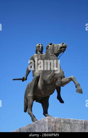 Alexandre la Grande statue contre le ciel bleu à Thessalonique, Grèce Banque D'Images