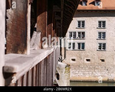 Cat sur le mur en bois du pont de Berne ou du Pont de Berne à Fribourg, en Suisse. Banque D'Images