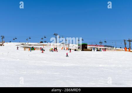 Feldberg, Allemagne - 25 janvier 2020: Pistes de ski et skieurs sur le Feldberg. Banque D'Images