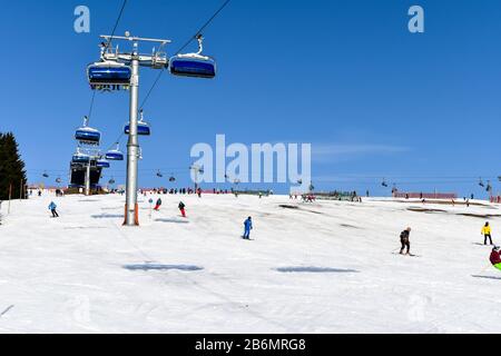 Feldberg, Allemagne - 25 janvier 2020: Pistes de ski et skieurs sur le Feldberg. Banque D'Images