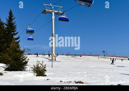 Feldberg, Allemagne - 25 janvier 2020: Pistes de ski et skieurs sur le Feldberg. Banque D'Images