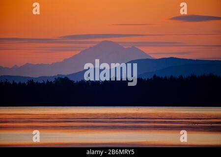 Détroit de Juan de Fuca et mont Baker silhouetted au coucher du soleil, État de Washington, États-Unis Banque D'Images